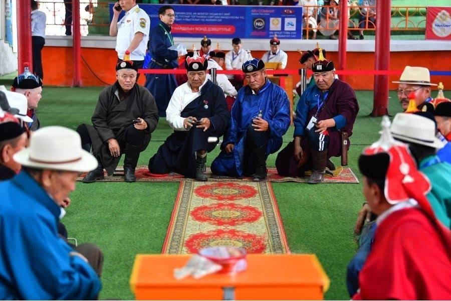 Bắn Knuckle Bone tại Lễ hội Naadam