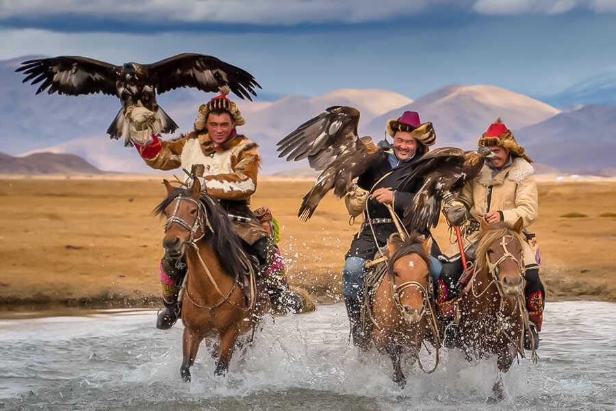 Du Lịch Mông Cổ Tham Gia Lễ Hội Đại Bàng Vàng