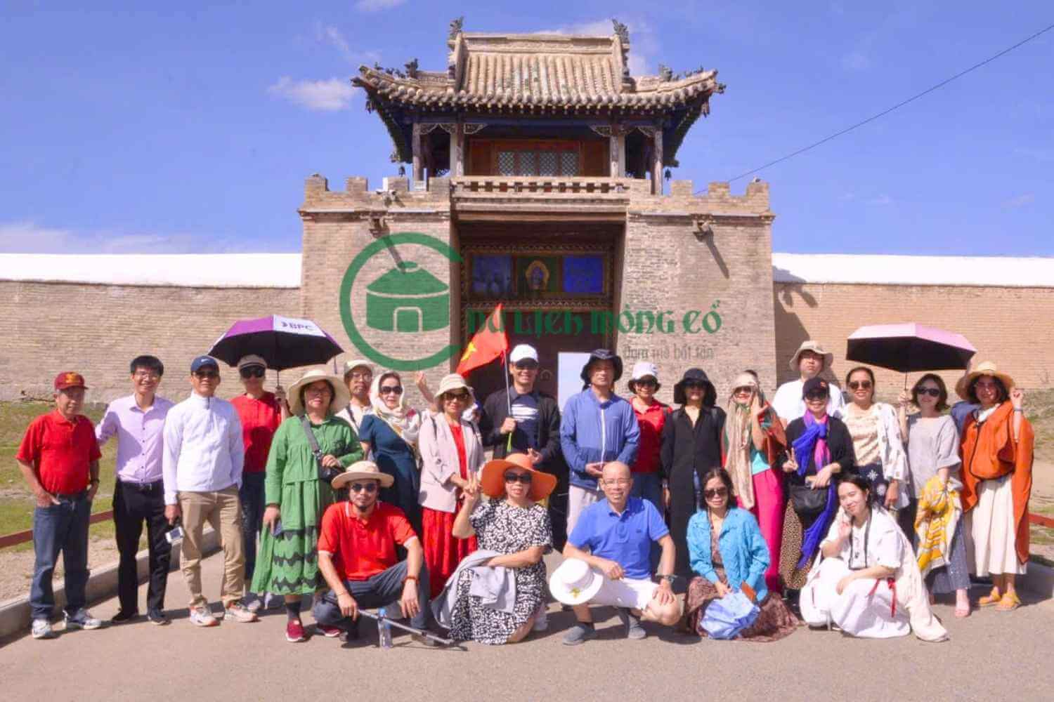 Du khách tham gia tour Mông Cổ, chụp ảnh lưu niệm tại thủ đô Ulaanbaatar