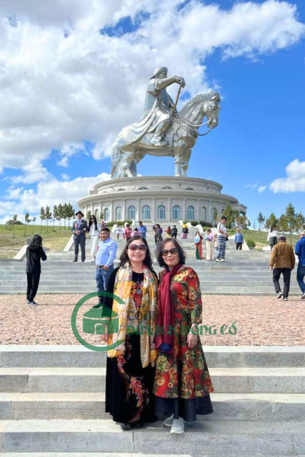 Du khách tham quan tượng đài Thành Cát Tư Hãn