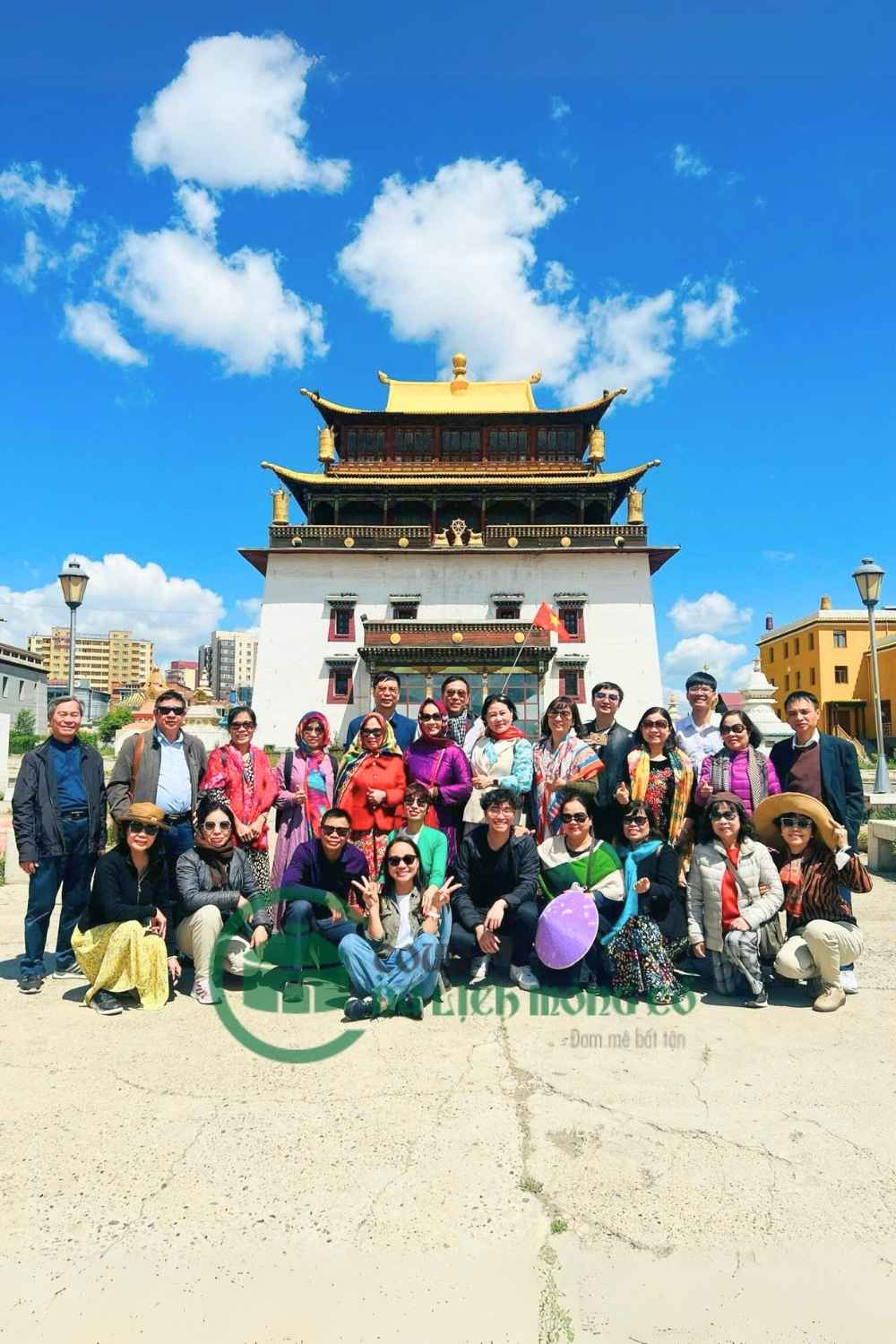 Du khách tham quan và chụp ảnh tại tu viện lớn ở Ulaanbaatar
