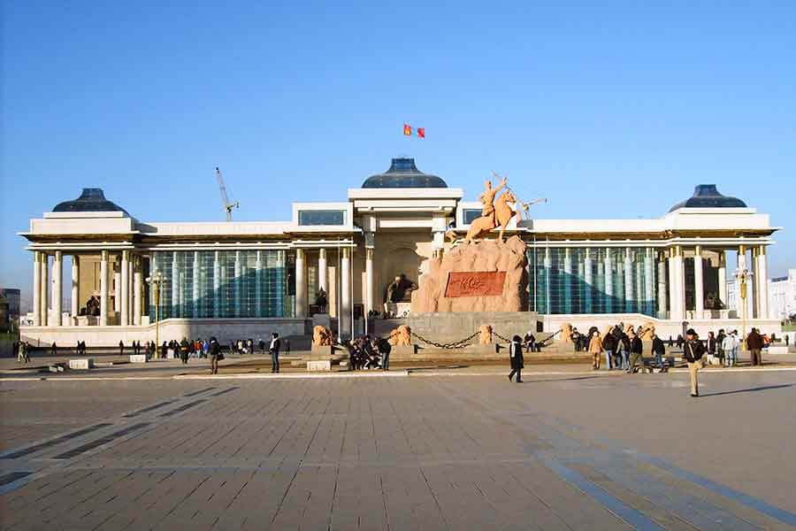 Ghé thăm quảng trường Sukhbaatar trong tour du lịch Mông Cổ